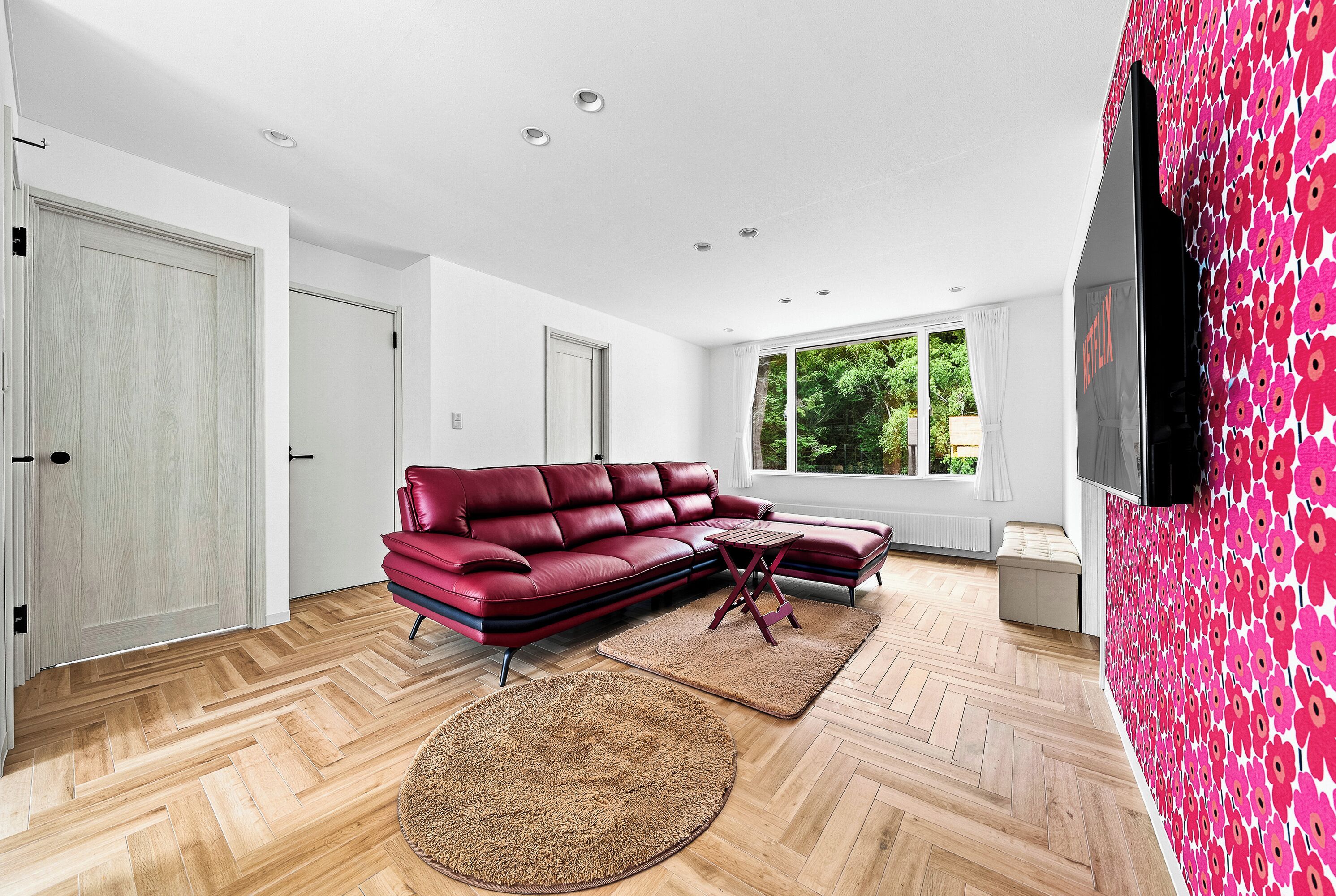 Appartement, uitzicht op zee | Woonkamer | Een 55-inch flatscreentelevisie met digitale zenders
