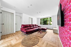 Appartement, vue mer | Salle de séjour | Télévision à écran plat de 55 pouces avec chaînes numériques