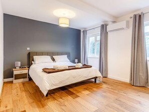 Travel cot, free WiFi, bed sheets - 4 Bed in Newquay (oc-83805) (Saint Newlyn East)
