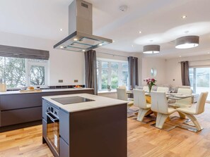 Oven, dishwasher, high chair, cookware/dishes/utensils - 4 Bed in Newquay (oc-83805) (Saint Newlyn East)