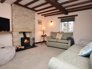 TV, fireplace - 4 Bed in Matlock (oc-85450) (Brassington)