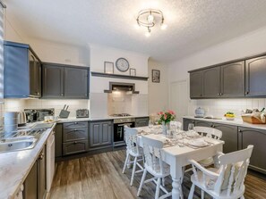 Microwave, oven, dishwasher, high chair - 4 Bed in Holmfirth (oc-86032) (Holmfirth)