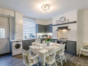 Microwave, oven, dishwasher, high chair - 4 Bed in Holmfirth (oc-86032) (Holmfirth)