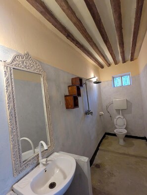 Quarto casal clássico, vista para a piscina | Banheiro | Chuveiro, produtos de toalete grátis, toalhas de banho, sabonete