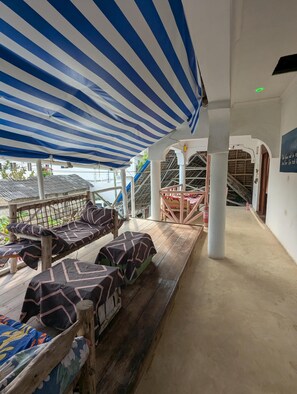 Quarto casal clássico, vista para a piscina | Individualmente decorados