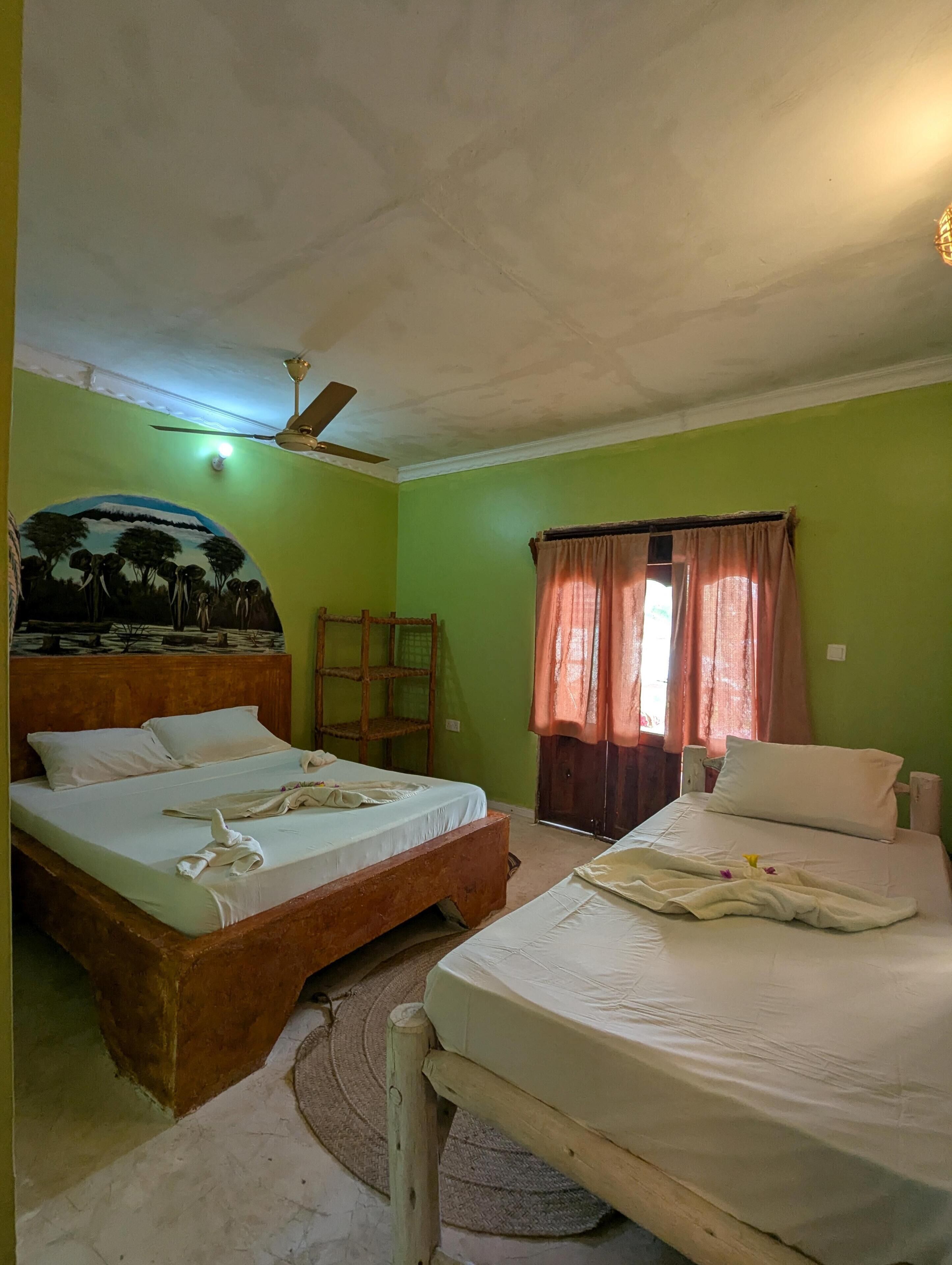 Quarto triplo clássico, vista para a piscina | Individualmente decorados