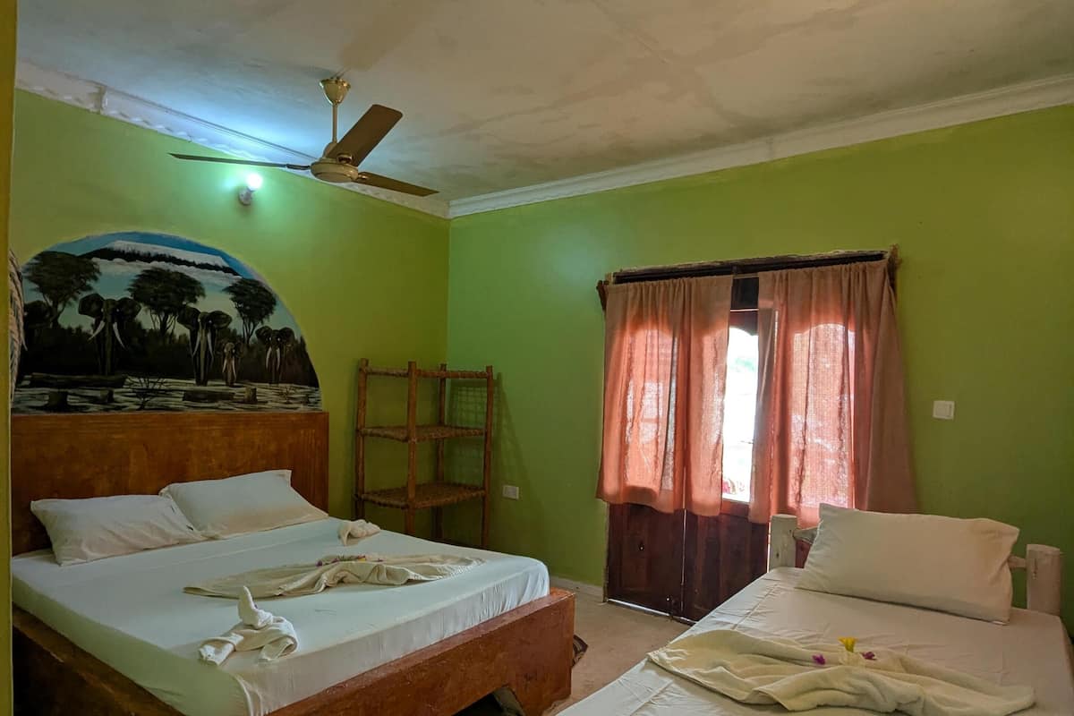 Habitación triple clásica, vista a la alberca | Decoración personalizada