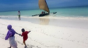 Una playa cerca, arena blanca