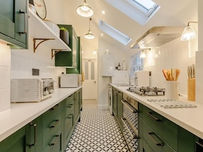 Oven, dishwasher, highchair, cookware/dishes/utensils - 3 Bed in Whitstable (oc-86082) (Whitstable)