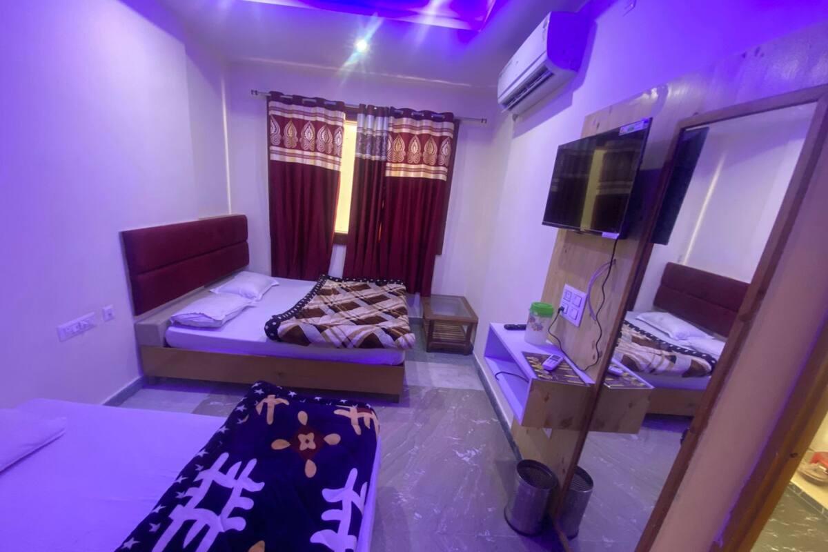Triple Room | Laptop workspace, rollaway beds (surcharge), WiFi (free), bed sheets