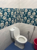 Quarto quádruplo | Banheiro | Chuveiro, produtos de toalete grátis, sabonete, shampoo