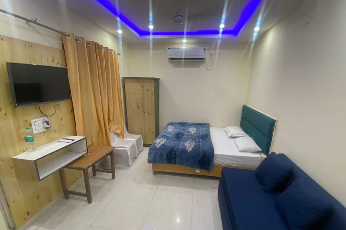 Luxury Room | Laptop workspace, rollaway beds (surcharge), WiFi (free), bed sheets