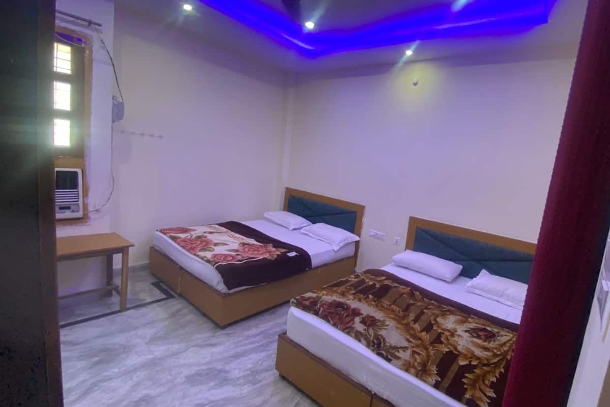 Family Room | Laptop workspace, rollaway beds (surcharge), WiFi (free), bed sheets