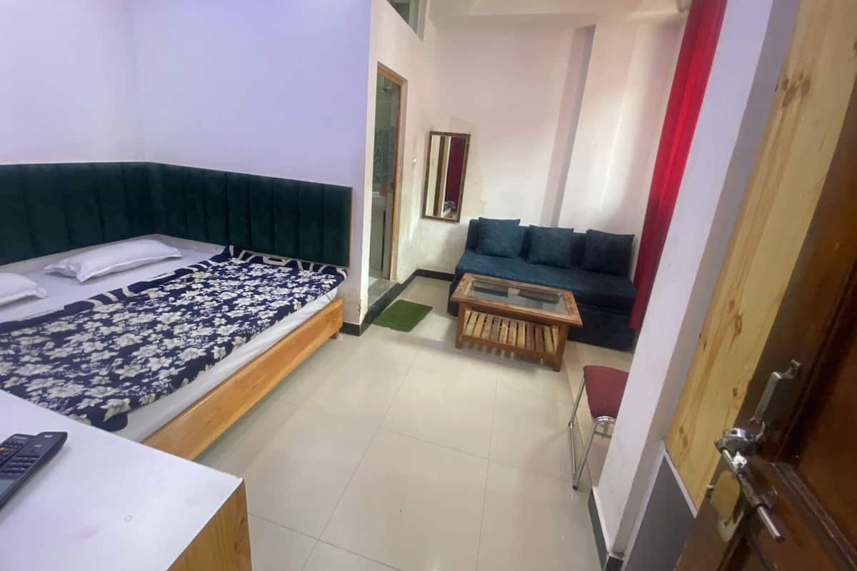 Quadruple Room | Laptop workspace, rollaway beds (surcharge), WiFi (free), bed sheets