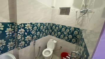 Triple Room | Bathroom | Shower, free toiletries, soap, shampoo