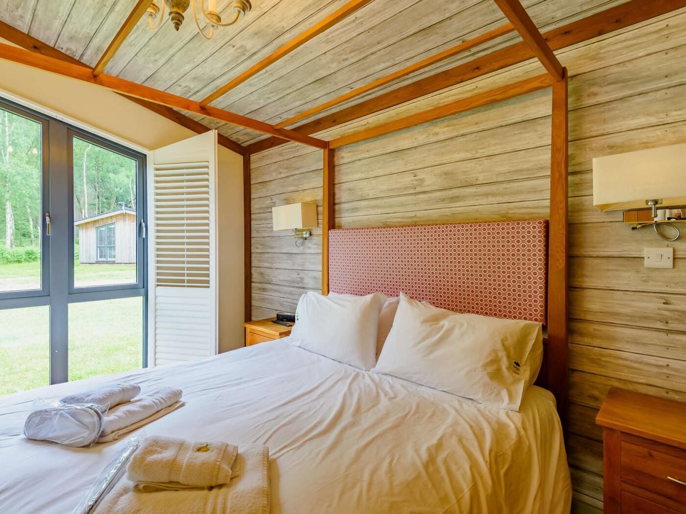 2 bedrooms, travel cot, free WiFi, bed sheets
