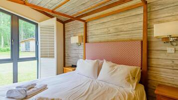 2 bedrooms, travel cot, free WiFi, bed sheets