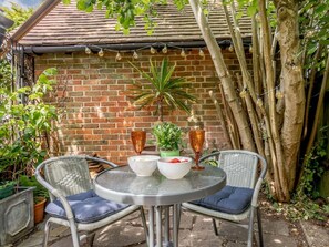 Outdoor dining - 2 Bed in Westerham (oc-88626) (Westerham Civil Parish)