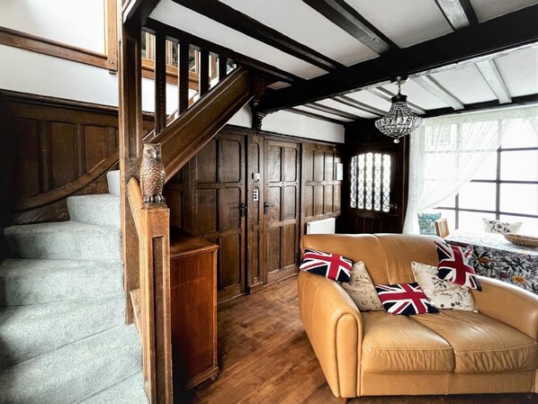 TV - 2 Bed in Westerham (oc-88626) (Westerham Civil Parish)