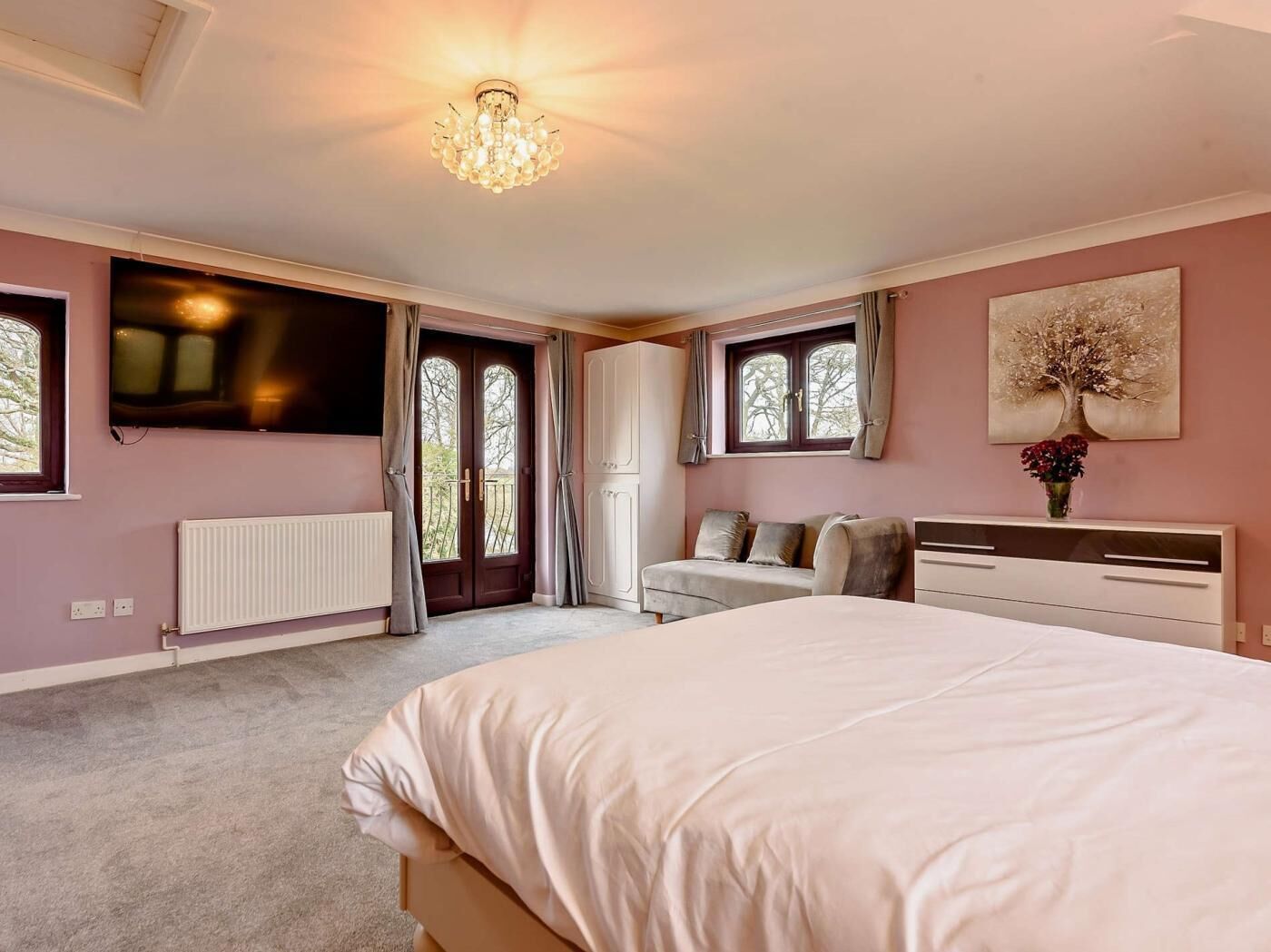5 bedrooms, travel cot, free WiFi, bed sheets