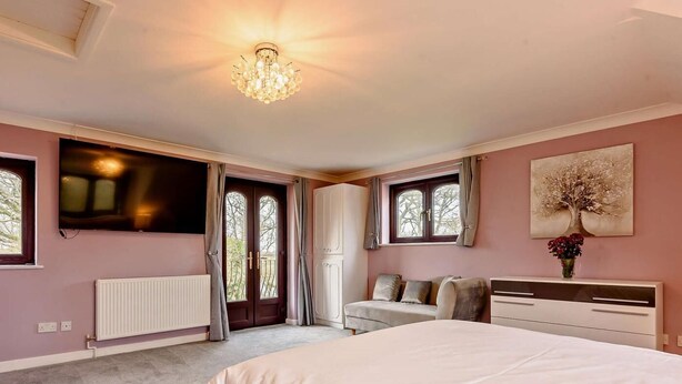A bedroom with a bed, a TV, a radiator, a window, and a door. - 5 Bed in Southampton (oc-89078) (Burridge)