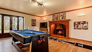 A pool table with a fireplace, a television, and a poster on the wall. - 5 Bed in Southampton (oc-89078) (Burridge)