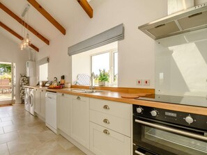 Oven, dishwasher, high chair, cookware/dishes/utensils - 3 Bed in Haverfordwest (oc-88892) (St Davids)