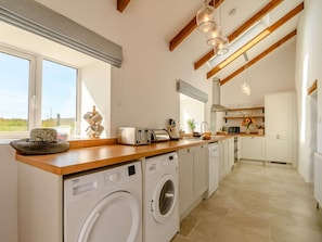 Oven, dishwasher, high chair, cookware/dishes/utensils - 3 Bed in Haverfordwest (oc-88892) (St Davids)
