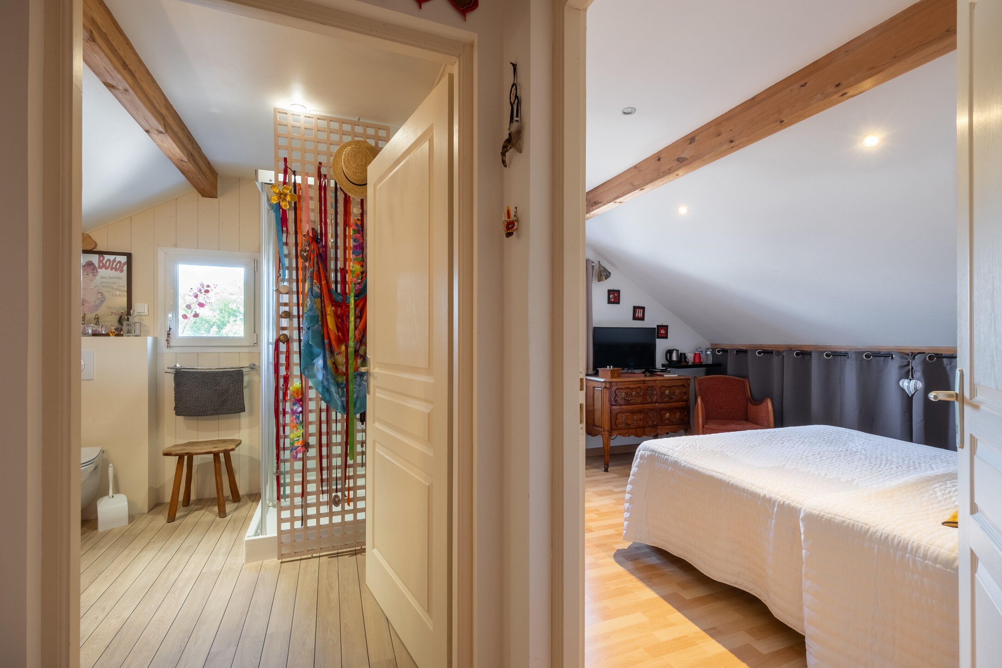Une chambre à coucher avec un plafond en bois, un lit, un bureau et une chaise.