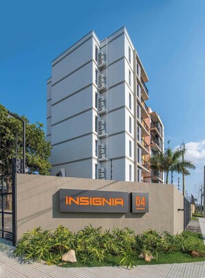 A modern multi-story building with a sign reading 'INSIGNIA 04' and air conditioning units on the exterior. - Corporate Stays Insignia 4 - A63 (Lúke)