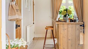 A kitchen with a wooden counter, a coffee maker, and a basket of flowers. - 3 Bed in Kingsbridge (oc-court) (South Huish)
