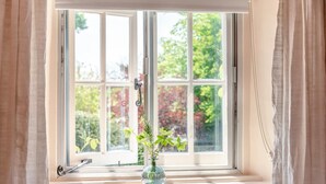 A window with a view of trees and a clear sky. - 2 Bed in Cirencester (oc-hic05) (Eastleach)