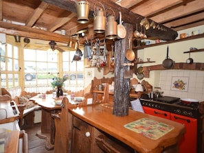 Oven, high chair, cookware/dishes/utensils - 3 Bed in Wimborne (oc-thold) (Corfe Mullen)