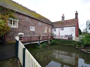 Property grounds - 3 Bed in Wimborne (oc-thold) (Corfe Mullen)