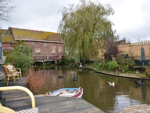 Property grounds - 3 Bed in Wimborne (oc-thold) (Corfe Mullen)