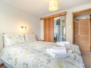 9 bedrooms, iron/ironing board, WiFi (free), bed sheets