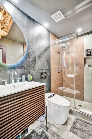 Dusche, Haartrockner, Bidet, Handtücher