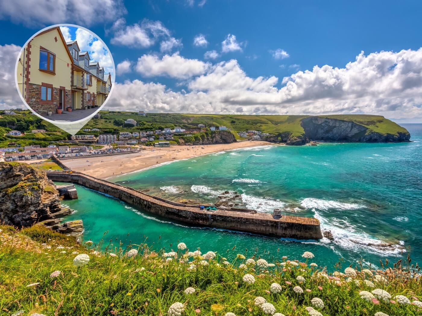 Une ville côtière dotée d’une plage, d’une jetée et d’une maison avec un balcon.