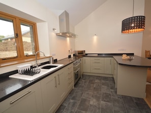 Oven, dishwasher, high chair, cookware/dishes/utensils - 2 Bed in Bideford (oc-32240) (Fairy Cross)