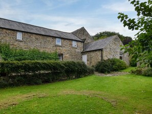 A stone building with a grassy yard and a hedge. - 3 Bed in Stocksfield (oc-32252) (Stocksfield)