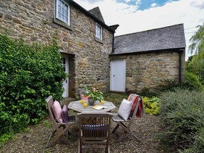 Outdoor dining - 3 Bed in Stocksfield (oc-32252) (Stocksfield)