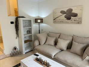 TV - Holiday Home 'Casa Thomas II Terraced Corner' with Shared Pool, Wi-Fi and Air Conditioning (Roda)