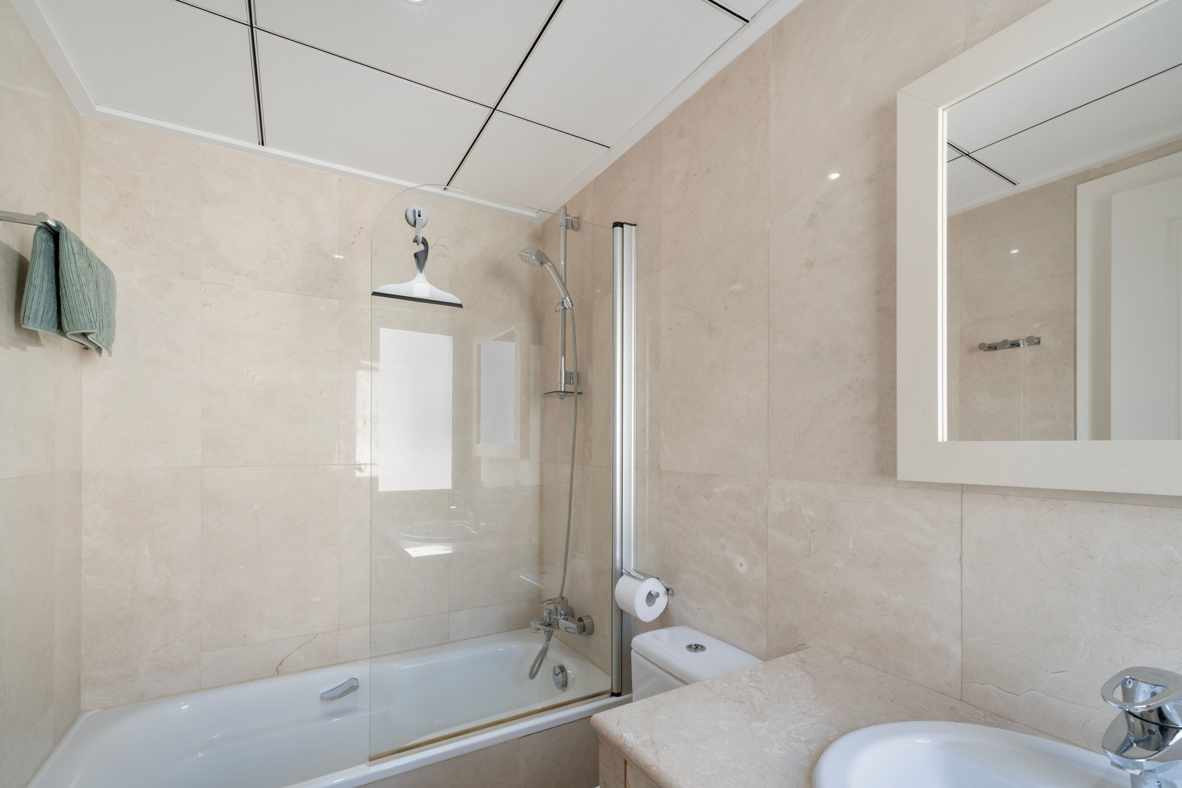 Un baño moderno con bañera, ducha y lavabo.