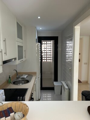 Coffee/tea maker, fridge, microwave, oven - Holiday Home 'Casa Thomas II Terraced Corner' with Shared Pool, Wi-Fi and Air Conditioning (Roda)