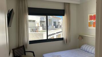 2 habitaciones, tabla de planchar con plancha, wifi y ropa de cama