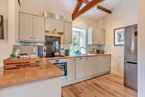 Oven, dishwasher, high chair, cookware/dishes/utensils - 3 Bed in Bishop Auckland (oc-36671) (Wolsingham)