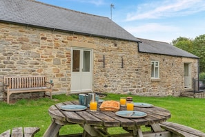Outdoor dining - 3 Bed in Bishop Auckland (oc-36671) (Wolsingham)
