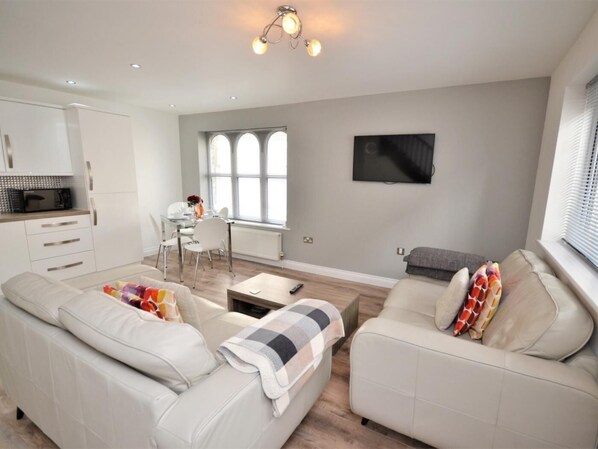 Living area - 3 Bed in Plymouth (oc-39989) (Plymouth)