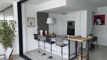 Coffee/tea maker, fridge, microwave, oven