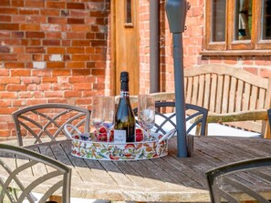 Outdoor dining - 4 Bed in Gloucester (oc-41216) (Tirley)